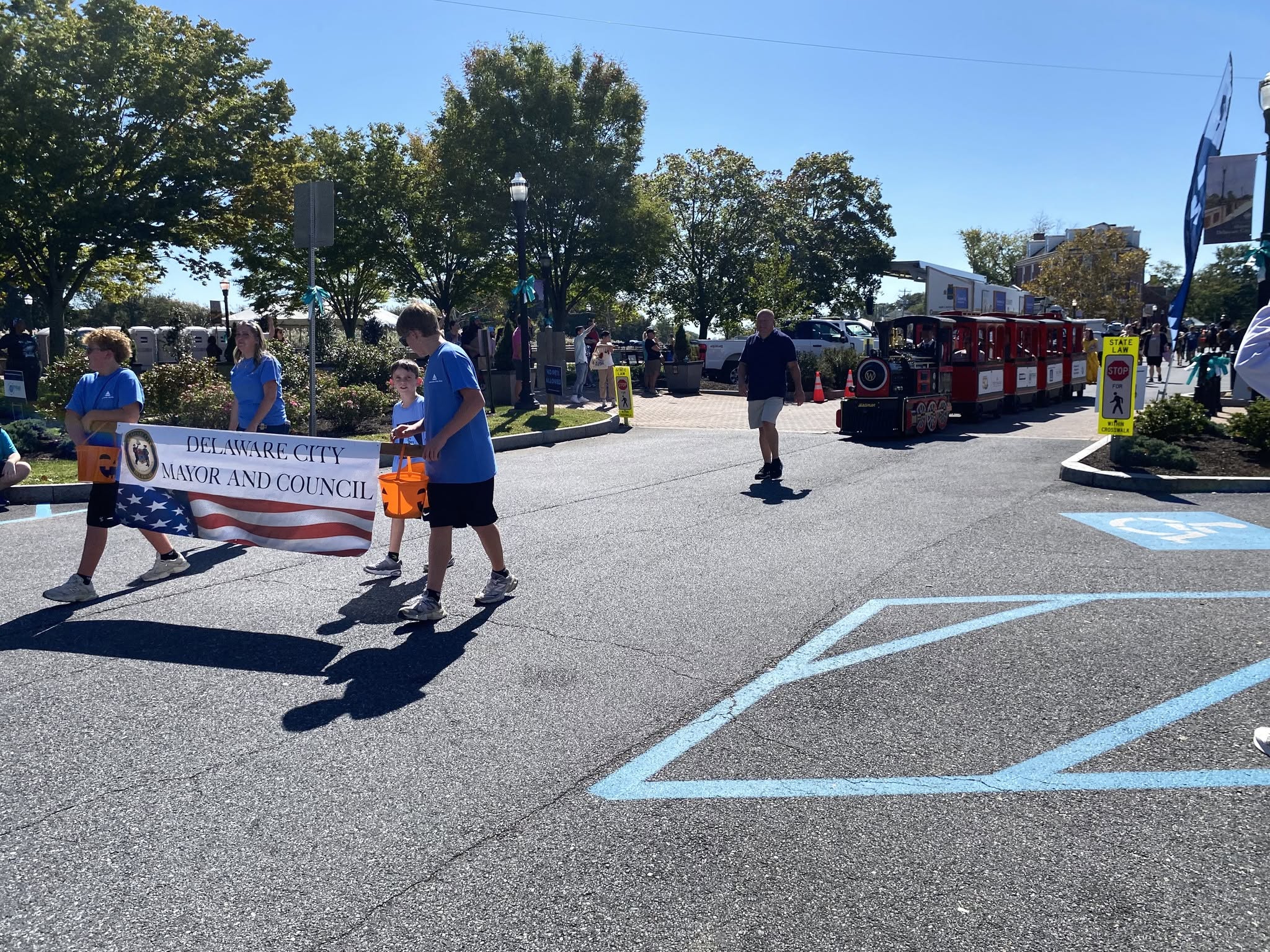 Officials carrying the Delaware City Mayor and Council banner in the parade